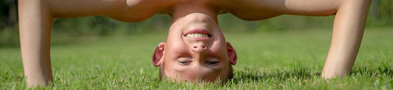 junge-handstand-kopfstand-banner-gruppendynamische-spiele