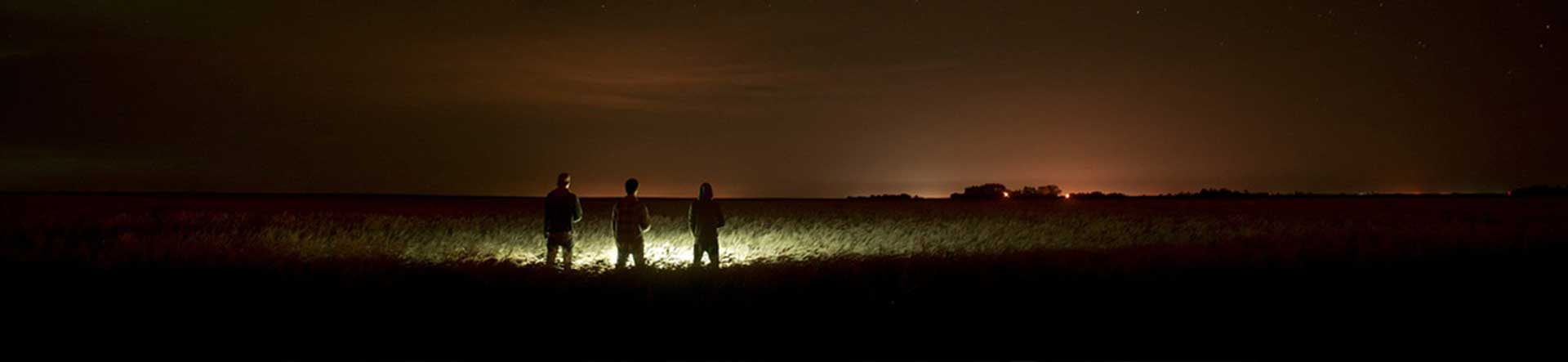 nachtwanderung-banner-feld-mit-taschenlampe