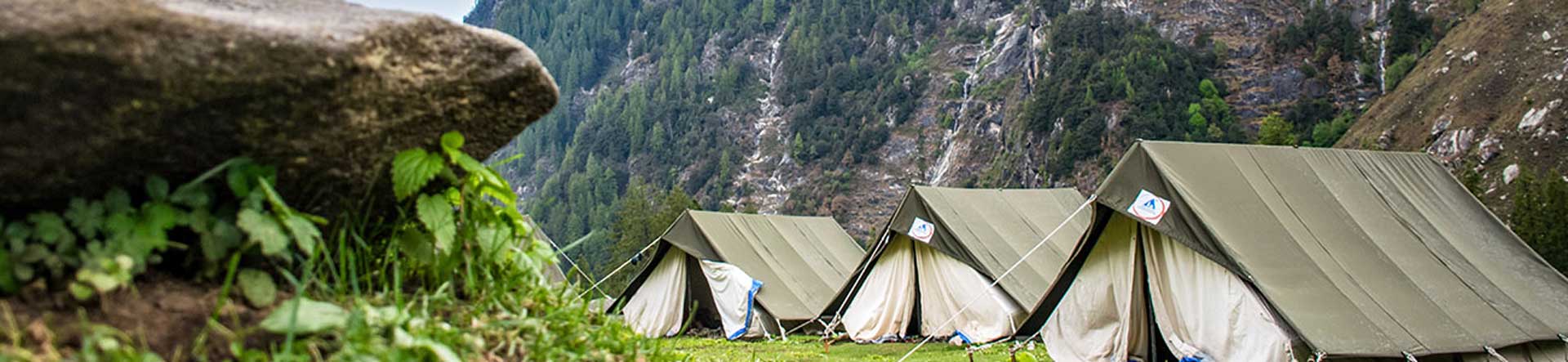 zeltlager-banner-zelte-vor-berge