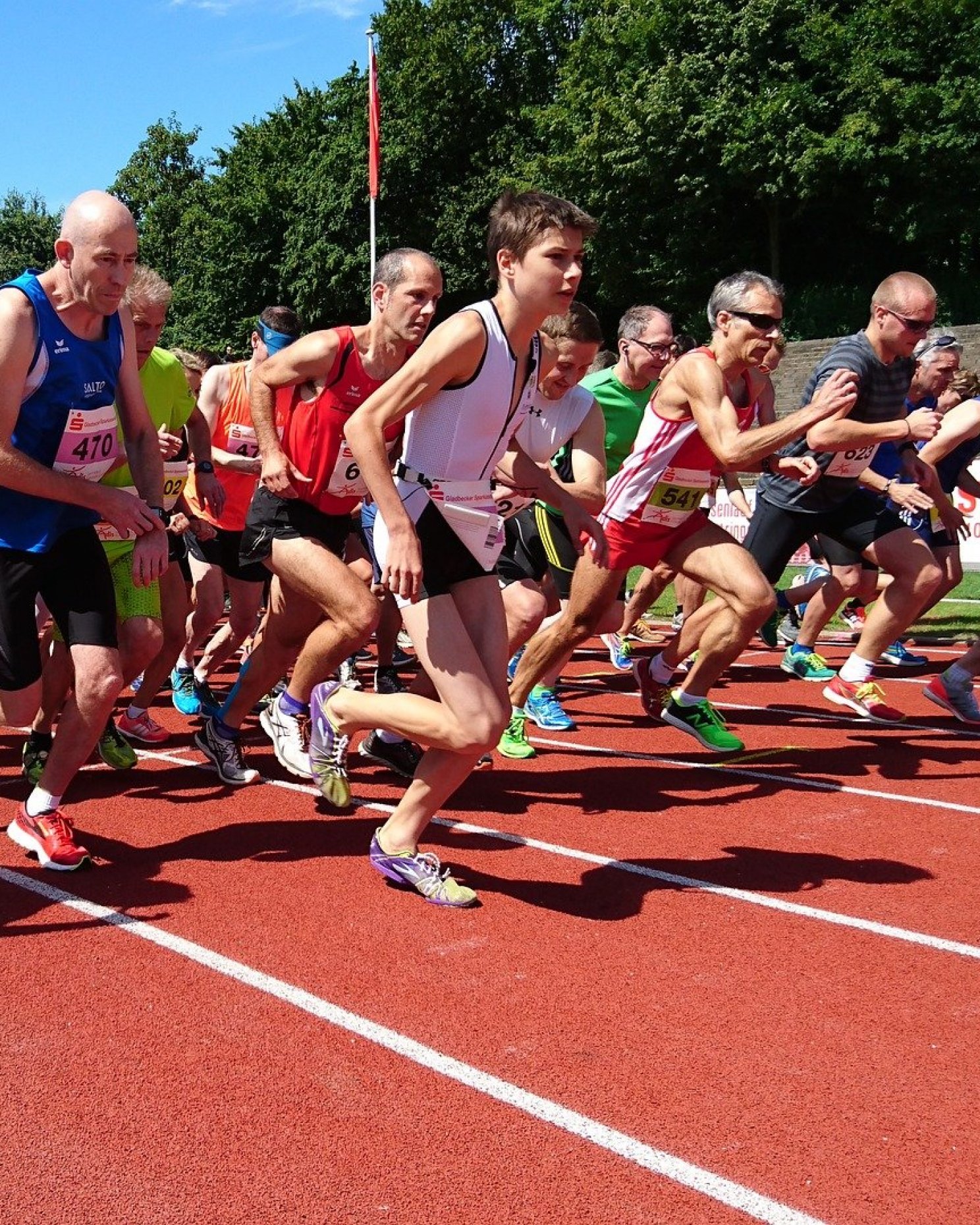 gruppe-von-laeufern-laufen-sponsorenlauf-um-spenden-zu-sammeln