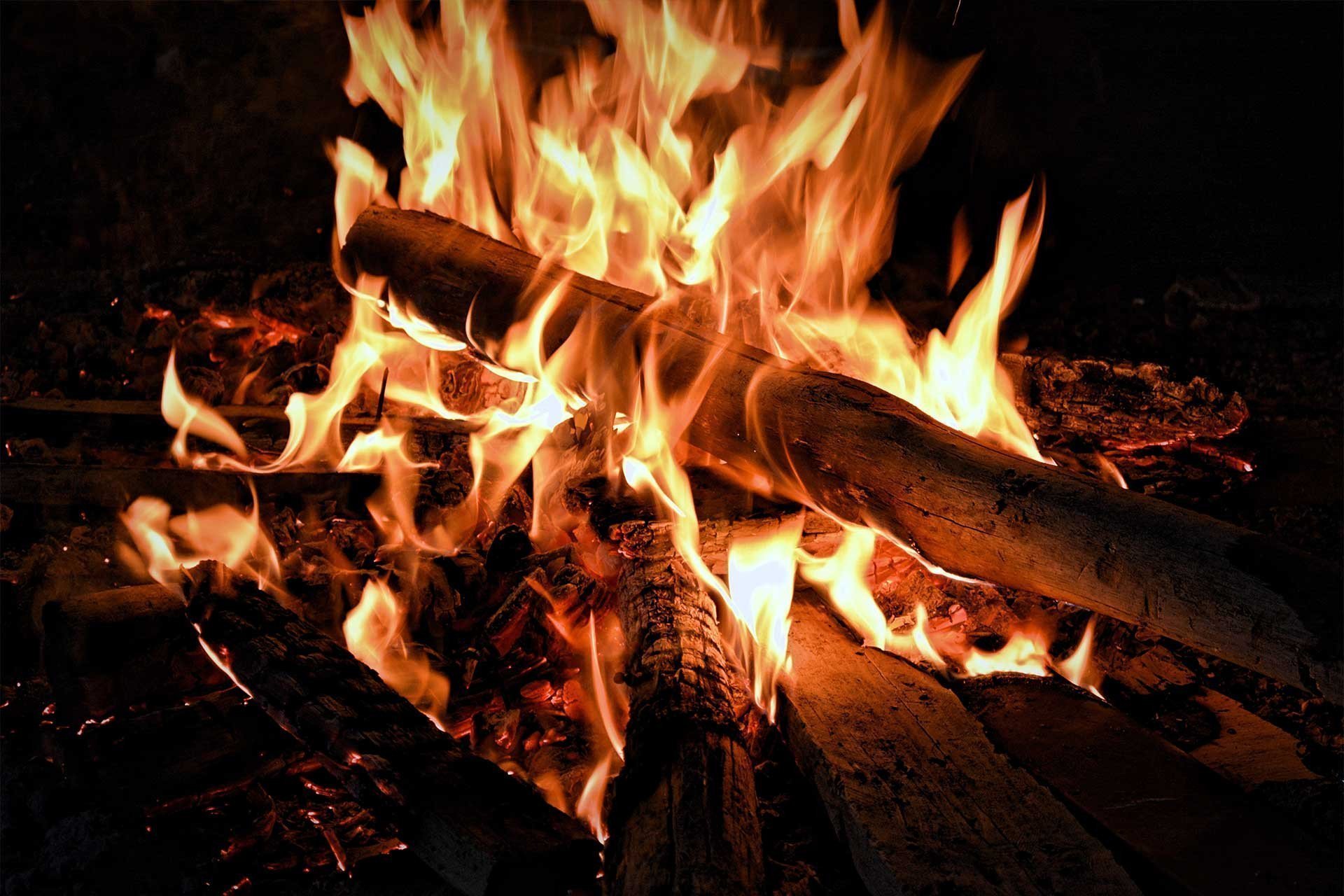 In 7 Schritten zum perfekten Lagerfeuer bis zu dem Löschen