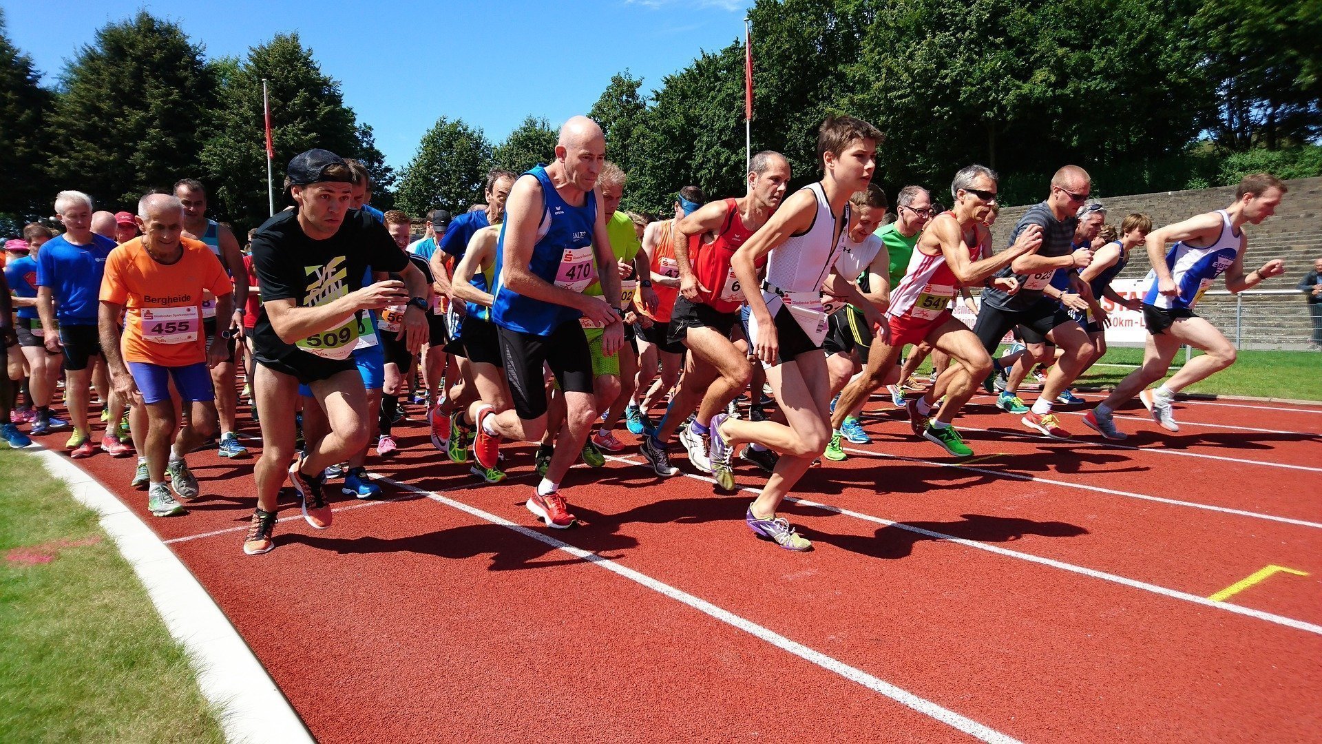 gruppe-von-laeufern-laufen-sponsorenlauf-um-spenden-zu-sammeln